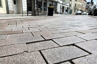 Rochlitzer Straße in Mittweida: Pflastersteine sollen vor dem Winter ausgetauscht werden - Pflastersteine der Rochlitzer Straße in Mittweida müssen ausgetauscht werden.