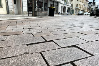 Rochlitzer Straße in Mittweida: Pflastersteine sollen vor dem Winter ausgetauscht werden - Pflastersteine der Rochlitzer Straße in Mittweida müssen ausgetauscht werden.