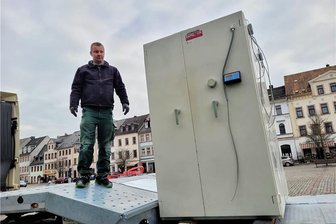 Rochlitzer Tresore gehen auf Reisen - Jens Scholz von der Firma Stamm sichert die Tresore auf dem Lkw-Anhänger seines Kunden. 