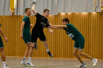 Rochlitzer und Mittweidaer Handball-Talente freuen sich auf Spiele um die Meisterschaft - Leon Ott (am Ball) und die Rochlitzer C-Junioren-Handballer haben die Meisterrunde der Regionsoberliga erreicht.