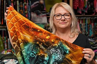 Rochlitzerin sagt: "Jeder wünscht sich eine belebte Stadt" - "Ich habe während der Lockdowns alle Rücklagen aufgebraucht", sagt Heide Dathe vom Textilwerkstatt-Laden Bonaventura. Da sie vorher auf Wochen- und Weihnachtsmärkten unterwegs war, eröffnet sie 2020 ein Ladengeschäft in Rochlitz. Die Einnahmen, die dann folgten, investierte sie in neue Stoffe und vergrößerte sich.