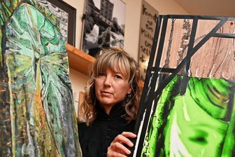 Rochlitzerin schafft Kunstwerke und zerstört sie - solange, bis sie dem Auge genügen - Katrin Richter aus Rochlitz arbeitet seit Jahren an ihren Bildern und und sucht nun Ausstellungsräume.