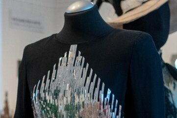 Rochsburg erhält einen besonderen Schatz - In der Ausstellung werden auch Kleider wie dieses von Karl Lagerfeld entworfene Cocktailkleid gezeigt.