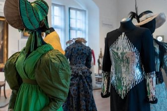 Rochsburg erhält einen besonderen Schatz - In der Ausstellung "Von Cranach bis Karl Lagerfeld - Schätze aus der Stiftung August Ohm" auf Schloss Rochsburg werden auch Kleider wie dieses von Karl Lagerfeld entworfene Cocktailkleid (vorn rechts) gezeigt.