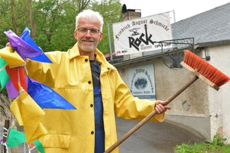 Rock am Amboss: Friedrich-August-Schmiede in Großschirma lädt zu Himmelfahrtsspektakel ein - Tim Meyer, einer der Organisatoren des Männertagsspektakels, freut sich auf viele Gäste in der Friedrich-August-Schmiede.