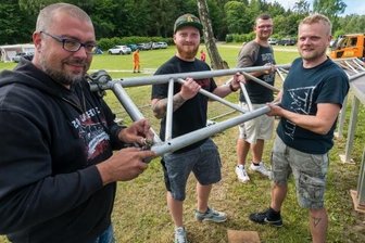 "Rock auf dem Berg" am Wochenende auf dem Katzenstein - Marco Geidies, Martin Kraus, Sebastian Böttcher und Sebastian Zander (v. l.) packen bei den Vorbereitungen für "Rock auf dem Berg" seit Dienstag, hier beim Aufbau der Bühne, mit an. 
