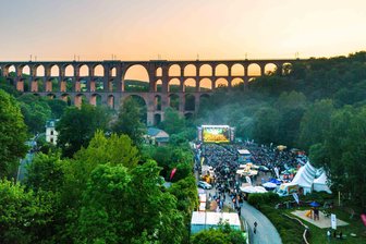„Rock Classics“ am Pfingstsamstag an der Göltzschtalbrücke: Parken, Programm, Tickets - was Besucher jetzt wissen müssen - Die „Rock Classics“ vor der Kulisse der Göltzschtalbrücke bieten zu Pfingsten ein ganz besonderes Flair.
