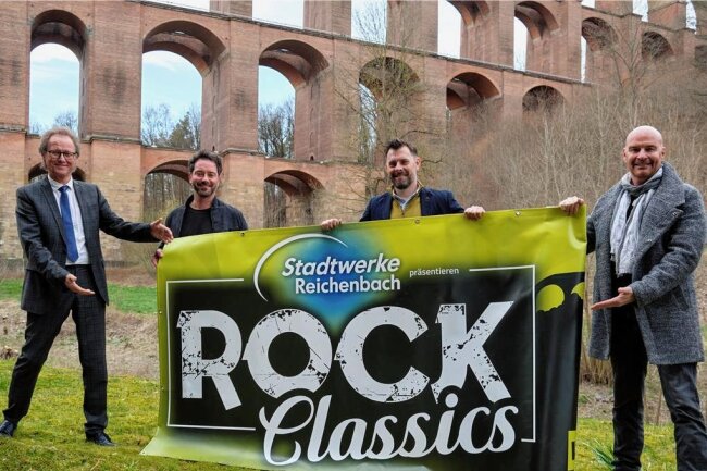 Rock-Classics an der Göltzschtalbrücke setzen auf coolen Mix aus Klassik, Rock und Pop - Stefan Fraas, Eric Seifert, Matthias Krauß und Franco Leon (von links) werben für die Rock Classics am 27. Mai an der Göltzschtalbrücke.