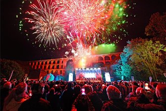 Rock Classics an der Göltzschtalbrücke: Wie Stars mit der Vogtland Philharmonie ein Feuerwerk zünden - Das Spektakel endete mit dem Feuerwerk vor der Brückenkulisse.