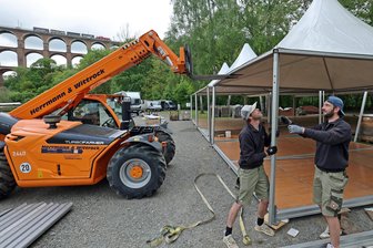 Rock Classics im Göltzschtal vor Rekord-Ansturm: Schon jetzt mehr Tickets verkauft als je zuvor - Der Countdown läuft. Marcel Werner (links) und Jermaine Schmidt beim Aufbau des VIP-Zelts. Auch am Backstage-Bereich sowie an der Wasser- und Stromversorgung wird bereits gewerkelt.