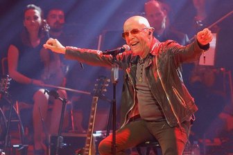Rock für den Frieden: City verabschiedet sich von Karl-Marx-Stadt und Chemnitz - 's is Feieromd: City-Sänger Toni Krahl, der Alex Wesselsky seiner Generation, beim Abschiedskonzert zur "Letzen Runde" der Ostrocker am Dienstag in der Chemnitzer Stadthalle.