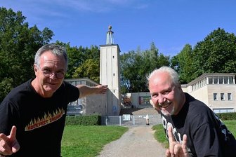 Rock im Chemnitzer Küchwald: Musiker erobern die Bühne zurück - Die Musiker Hendrik Matthes (links) und Thomas Lang lassen am Samstag die Puppen tanzen. Sie veranstalten ein erstes Chemnitzer Rockfest auf der Küchwaldbühne - Wiederholung bei Erfolg nicht ausgeschlossen.