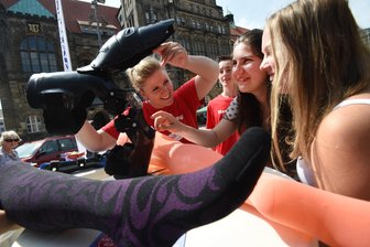 "Rock in deine Zukunft" auf Chemnitzer Neumarkt - Besuchende des Festivals "Rock in deine Zukunft" können sich auf dem Chemnitzer Neumarkt über Ausbildungen informieren, wie hier bei einem Dienstleiter in der Gesundheitsbranche.