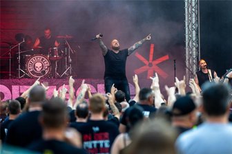 Rock in Freiberg: „Goitzsche Front“ beschallt 600 Fans – und viele Anwohner - Frontsänger Pascal „Bocki“ Bock von „Goitzsche Front“ hat im Schlosshof Freiberg gut 600 Fans begeistert.
