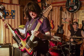 Rock, Jazz, Neo-Klassik: Das rollt im Oktober auf Reichenbach zu - Berühmt für seine Doubleaxe, sprich zwei am Korpus verbundene Gitarren: Michael Angelo Batio.