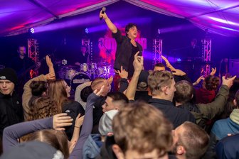 Rock-Kracher im Vogtland: Kirmesparty steht vor der Tür - Im vergangenen Jahr sorgte Simultan auf der Ellefelder Kirmes für jede Menge Stimmung.