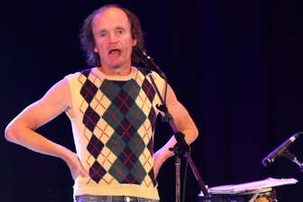 Rock-Lady und Band mit deutsch-deutscher Geschichte: Welche Promis dieses Jahr in Plauen auftreten - und wer schon für 2027 verpflichtet ist - Das Pullunder-Wunder Olaf Schubert strapaziert die Lachmuskeln des Publikums - aber erst im Sommer 2027. Er tritt im Parktheater auf. Der Vorverkauf hat begonnen.