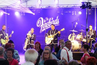Rock‘n‘Roll bringt grandiosen Schwung ins Grünhainichener Heimatfest - Die Firebirds aus Dresden sorgten am Freitagabend für einen optimalen Auftakt des Grünhainichener Heimatfestes, denn ab dem ersten Lied war die Tanzfläche prall gefüllt.