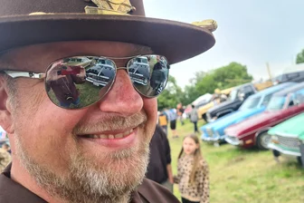 Rock’n’Roll, Hochglanz und sogar ein Heiratsantrag: Wetterkapriolen können dem US-Car-Treffen in Freiberg nichts anhaben - US-Car-Treffen in Freiberg: André Hoffmann aus Dresden war mit seinem Plymouth Belvedere, 200 PS, 5,2 Liter, Bj. 1962 angereist und genoss die Veranstaltung sichtlich.