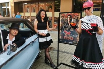 Rock 'n' Roll liegt in der Luft - Der Mülsener Mario Hahn sorgte mit seinem Chrysler Baujahr 1965 für Aufsehen zur Vorpremiere im "Astoria". Die Kino-Mitarbeiterinnen Katrin Gernegroß (r.) und Sandra Schlegel hielten kostenfreie Cocktails für die in "Look-a-like-Elvis"-angezogenen Vorpremieren-Besucher bereit.