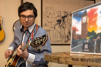 Rock ‘n‘ Roll und Flower-Power-Feeling: Open Air im Schlosshof Wolkenstein - Michael Ranalli – Sänger und Gitarrist bei The Six Pickles.