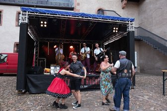 Die ersten Gäste haben sich zum Auftakt des Sommer-Events im Rochlitzer Schlosshof zur Musik von "Suffy Sand RoCats" aus Wiederau auf die holprige "Tanzfläche" gewagt.