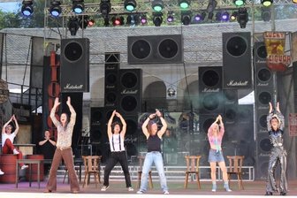 "Rock of Ages" lässt die schrillen 80er-Jahre wiederauferstehen - Die Einführungsmatinee am Sonntag machte Appetit auf "Rock of Ages", das 80er-Musical auf der Freilichtbühne am Schwanenteich. 