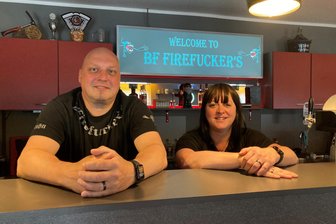 Rock-Open-Air in Mülsen: Motorradfreunde mausern sich - Jana und Knut Brandt von den Bikerfreunden Firefucker’s im Vereinsheim.