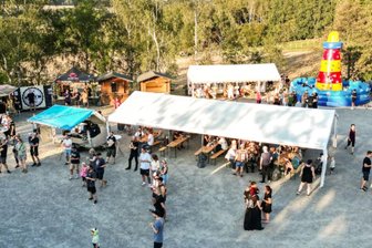 Rock, Party & Kulinarik: Sommerfest am Schieferloch Lößnitz lockt mit Live-Bands und Streetfood - Am Schieferloch in Lößnitz wird am Samstag gefeiert.