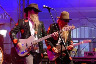 „Rock Tribute Night“ im Glauchauer Gründelpark - Die ZZ-Top-Revival-Band aus Tschechien, hier bei einem früheren Auftritt, kommt nach Glauchau.