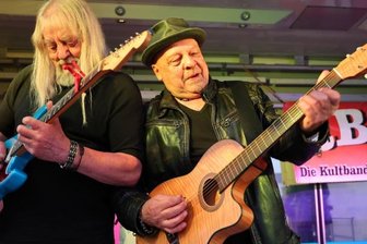 Rockig, feurig, sportlich - In den Mai gerockt haben E -Gitarrist Dieter Nagel und Sänger Johannes Gerhardt von der Band RB II beim AMC-Vereinsfest am Sachsenring in Hohenstein-Ernstthal, wo zugleich auch noch ein Maifeuer loderte. 