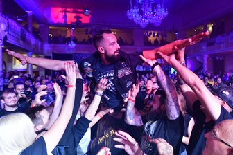 Rockige Abende für guten Zweck - Die Menge trägt Organisator Kenneth Hädecke.
