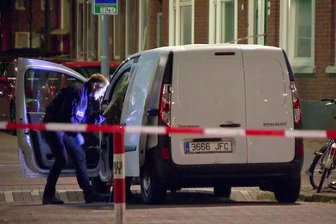 Rockkonzert in Rotterdam nach Terrorwarnung aus Spanien abgesagt - Polizisten, die am Mittwoch in Rotterdam, Niederlande, einen Kleinlaster untersuchen. Nach einer Terrorwarnung der spanischen Behörden ist in Rotterdam ein Popkonzert abgesagt worden. In der Nähe des Veranstaltungsortes sei ein Kleinlaster mit verdächtigen Gasflaschen entdeckt worden, teilte Bürgermeister Ahmed Aboutaleb bei einer Pressekonferenz mit.