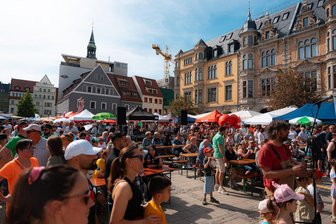 Rockkonzert, Mal-Aktion, Podiumsdiskussion: Was die Gewerkschaften am Mai-Feiertag in Zwickau planen - Wie 2024 wird sich der Hauptmarkt wieder in eine Familienfest-Meile verwandeln.