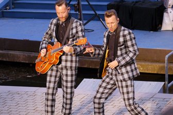 Rocklegenden in orchestralem Gewand auf der Seebühne - Die bekannteste Rock'n Roll-Coverband Sachsens, die "Firebirds" aus Leizpig, boten auch an der Seebühne wieder eine mitreißende Show auf der Bühne, die sonst klassischen Stücken vorbehalten ist.