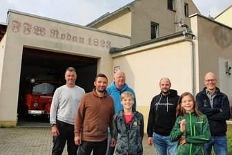 Rodauer Feuerwehr will sich zum Jubiläum herausputzen - Die Freiwillige Feuerwehr Rodau und der Feuerwehrverein haben viel vor: Jan Wolf, Andreas Spörl mit Sohn Konrad, Norbert Bähren, Tino Enders und Michael Selz (von links) mit Tochter Alina. 