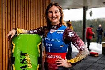 Rodel-Ass Julia Taubitz auf Goldjagd in ihrem „Wohnzimmer“ - Julia Taubitz mit ihrem gewinnenden Lächeln und Sportgerät.