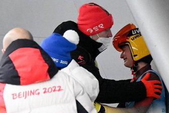 Rodel-Drama bei Olympia: Medaillentraum für Erzgebirgerin Julia Taubitz nach Sturz geplatzt - Julia Taubitz nach dem Sturz.