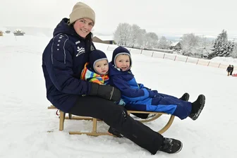 Rodel-Euphorie im Vogtland: So viel Spaß brachte das erste Winterwochenende des Jahres - Rodelspaß für Josephine Hänel aus Plauen und ihre Söhne Moritz und Mika auf dem kleinen Skihang in Schöneck.