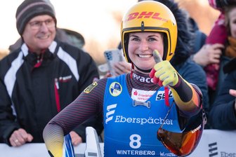 Rodel-Europameisterin! Erzgebirgerin Julia Taubitz wirft den Rucksack ab - Daumen hoch: Nach zwei starken Läufen in Winterberg ist Julia Taubitz zum ersten Mal Europameisterin.