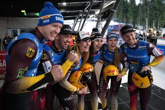 Rodel-WM in Altenberg: Das muss man vor dem Showdown im Erzgebirge wissen - Ein Teil der erfolgsverwöhnten deutschen Rodelnationalmannschaft nach dem Triumph in der Teamstaffel beim Weltcup in Whistler: Max Langenhan, Tobias Wendl, Julia Taubitz, Jessica Degenhardt, Cheyenne Rosenthal und Tobias Arlt (von links).