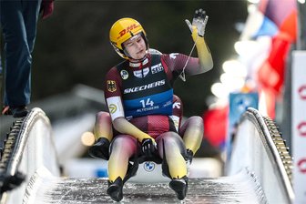 Rodel-WM in Altenberg: Deutsche Damendoppel fahren hinterher - Das war nichts: Dajana Eitberger winkt im Ziel enttäuscht ab.