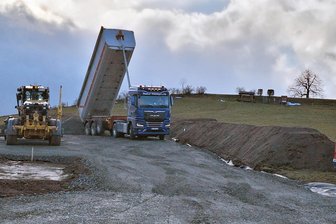 Rodelhang ade: Warum unterhalb der Reuther Linde Bauarbeiten laufen - Am Hang unterhalb der Reuther Linde wird derzeit groß gebaut.