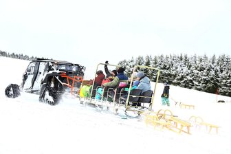 Rodelhang im Erzgebirge bietet mehr als Schlittenspaß - Am Rodelhang in Hammerunterwiesenthal werden Besucher für einen Obolus wieder nach oben gebracht.