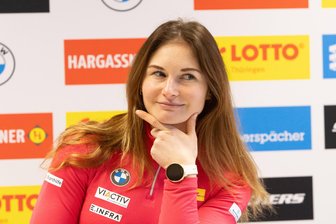 Rodelkönigin Julia Taubitz wechselt für einen Abend die Sportart: „Ich nehme, was kommt“ - Kann Julia Taubitz wirklich nur ein bisschen gut Darts spielen oder blufft sie? Am Samstag wird es sich zeigen.