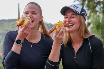 Rodeln: Deutsch-Schweizer Doppelzimmer Julia Taubitz und Natalie Maag will auch im neuen Mixed-Wettbewerb angreifen - Julia Taubitz (rechts) und Natalie Maag können nicht nur schnell rodeln. Das Zimmer-Duo holte im Januar Gold und Silber im Sprint. Inzwischen wurde der Wettbewerb abgeschafft.