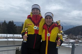 Rodeltalent aus Langenchursdorf überzeugt in doppelter Hinsicht - Bei der Deutschen Meisterschaft holte Luise Röder (links) aus Langenchursdorf im Einzel Platz 2. Im Doppelsitzer lief es gemeinsam mit Maria Schneider noch einen Tick besser und es reichte ebenso zum Titel wie im Mannschaftswettbewerb.