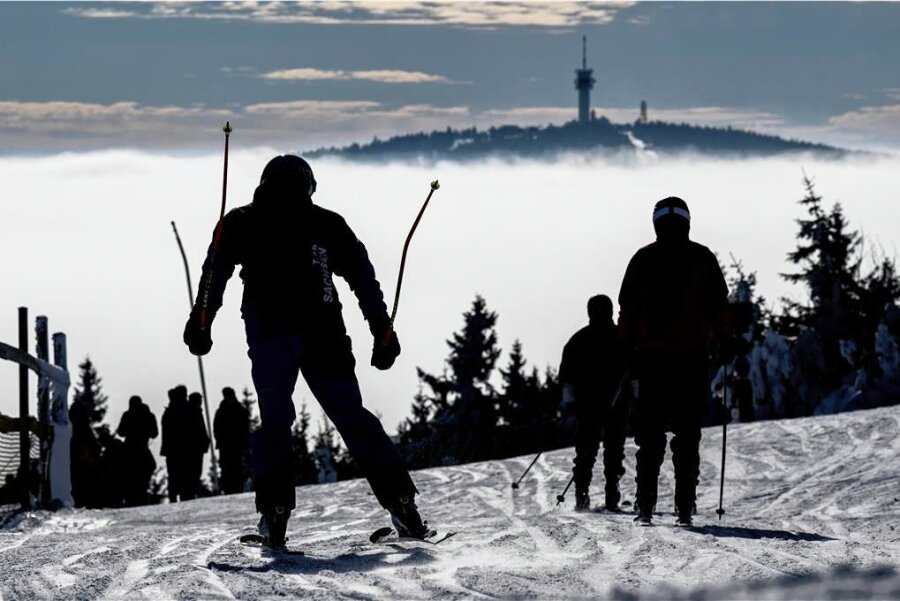 Rodelunfall am Fichtelberg: Vergleich vor Gericht geplatzt - Der Fichtelberg zieht viele Wintersportfreunde an. Sachsens größtes alpines Skigebiet erfreut sich auch in diesem Jahr großer Beliebtheit. 