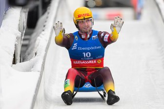 Rodelweltcup in Altenberg: Chemnitzer Grancagnolo fährt mit kalten Muskeln auf Platz sieben - Timon Grancagnolo winkt im Ziel in Richtung der Zuschauer.