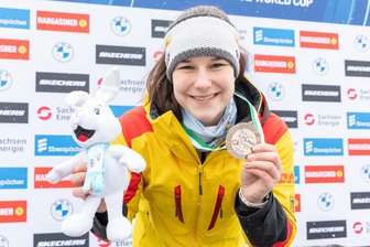 Rodelweltcup in Altenberg: Melina und ihre Glücksbringer - Dritte im Nationencup: Melina Fischer strahlt mit Bronzemedaille und Plüschhasen um die Wette.